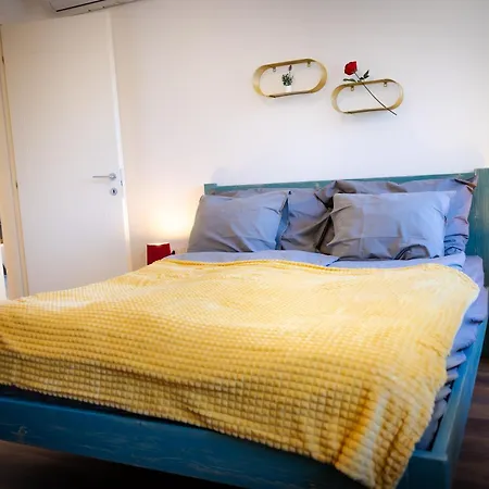 Denis - Stylisches Premium Altstadt-apartment Mit Hafenblick&2 Bädern Grado