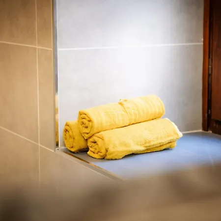 Denis - Stylisches Premium Altstadt-apartment Mit Hafenblick & 2 Baedern גראדו